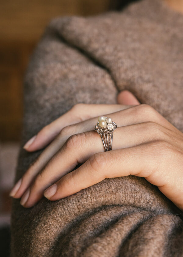 sortija-oro-blanco-18k-perlas-diamantes (2) j203 sortija perlas