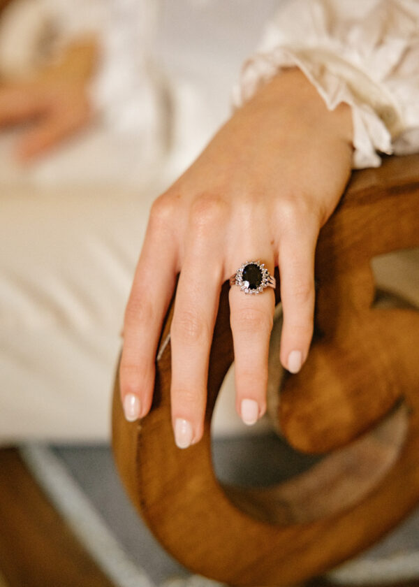 Sortija-oro-blanco-14k-diamantes-zafiros (2) jf16 roseta zafiro