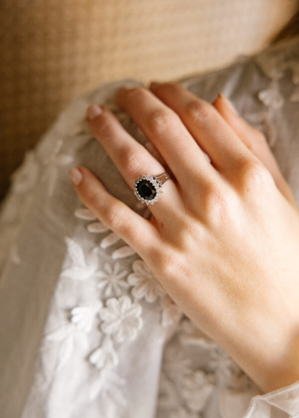 Sortija-oro-blanco-14k-diamantes-zafiros (3) jf16 roseta zafiro