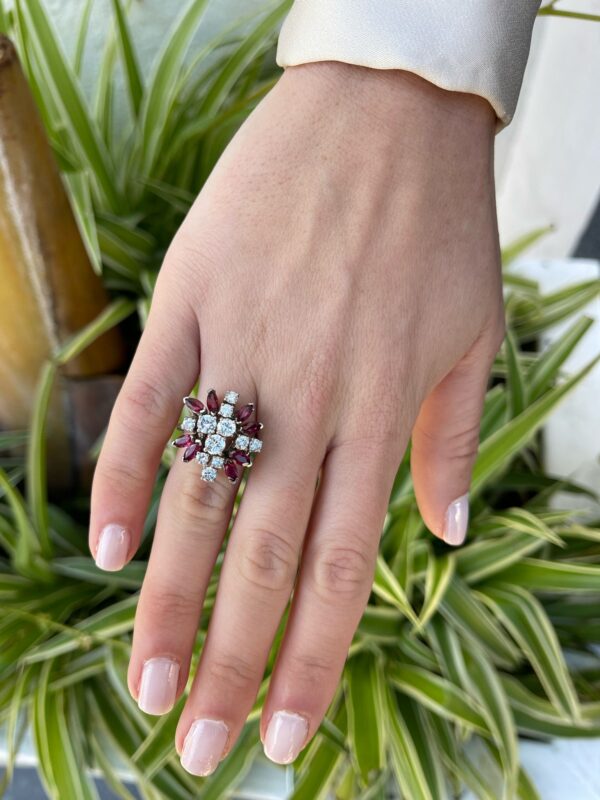 ab94aa9f-2ed4-4f7e-ad2a-f3ec0bd90d75 sm3 sortija cocktail rubí y diamantes