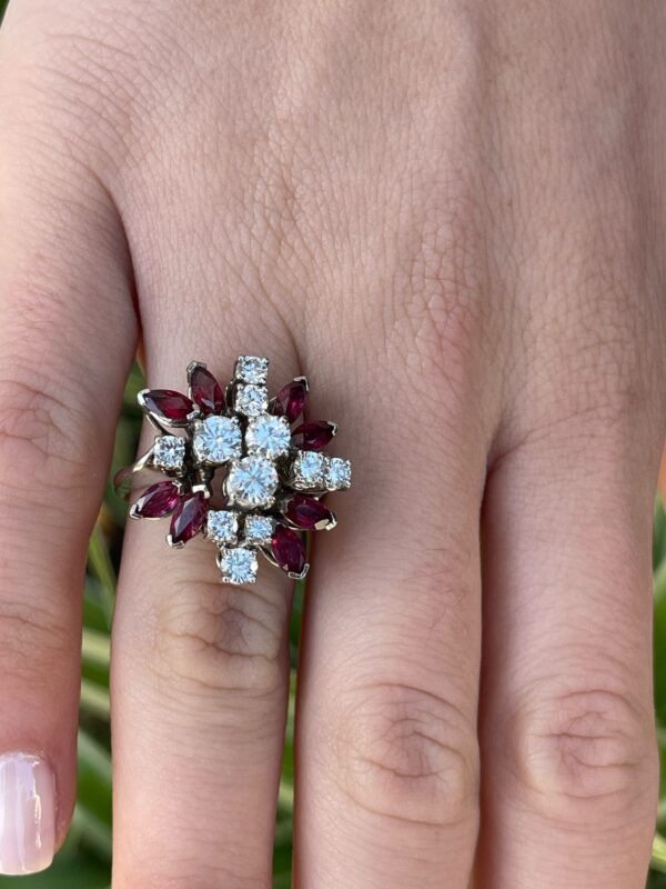 c53bfb90-c440-41cf-871d-e130689611d5 sm3 sortija cocktail rubí y diamantes