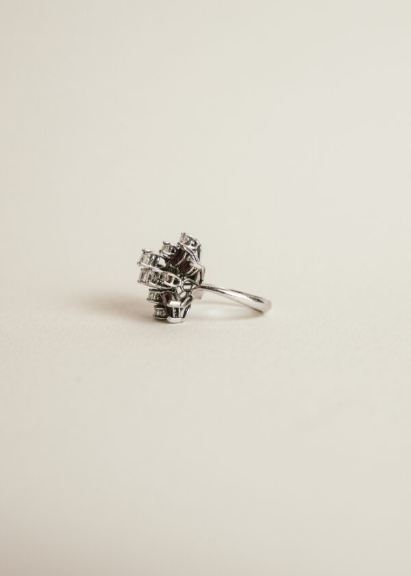 sortija-cocktail-oro-blanco-diamantes-rubis (3) sm3 sortija cocktail rubí y diamantes