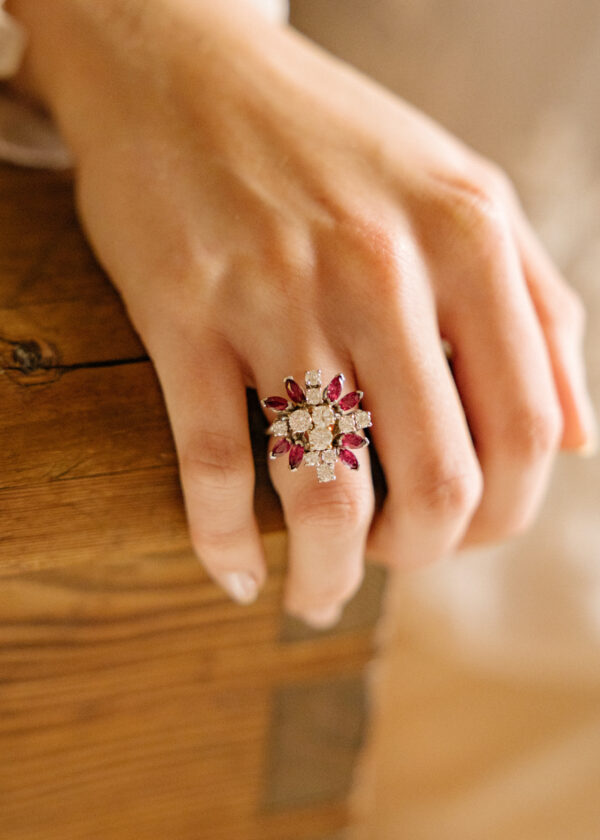 sortija-cocktail-oro-blanco-diamantes-rubis sm3 sortija cocktail rubí y diamantes