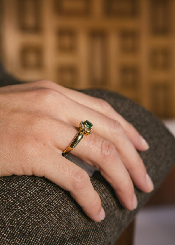 sortija-oro-amarillo-18k-diamantes-esmeralda-colombiana-pedida (4) aq10 roseta esmeralda