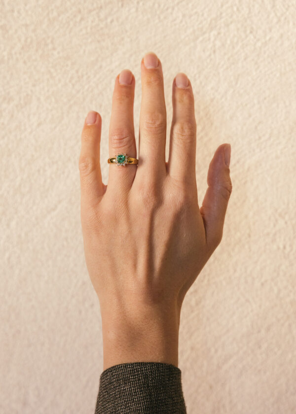 sortija-oro-amarillo-18k-diamantes-esmeralda-colombiana-pedida aq10 roseta esmeralda
