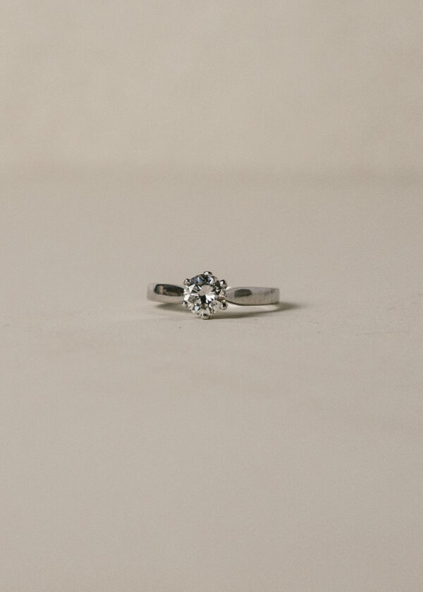 sortija-solitario-oro-blanco-18k-pedida-matrimonio-diamante (2) solitario diamante 0'74 ct