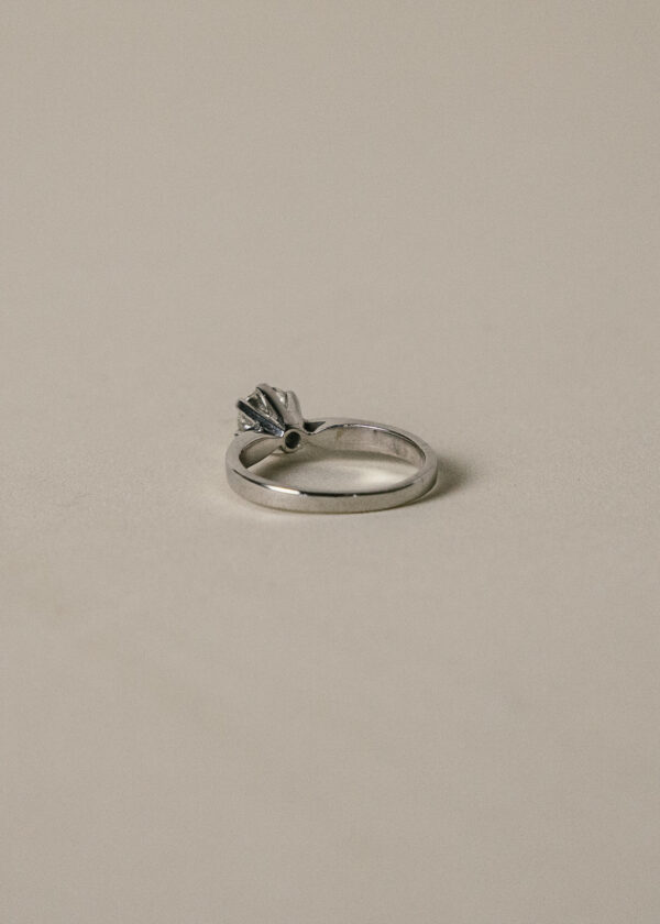 sortija-solitario-oro-blanco-18k-pedida-matrimonio-diamante (3) solitario diamante 0'74 ct