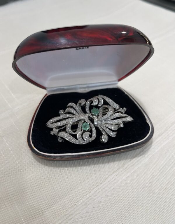 broche-doble-clip-art-deco-art-noveau-platino-diamantes-esmeraldas-coleccion broche doble clip 1920