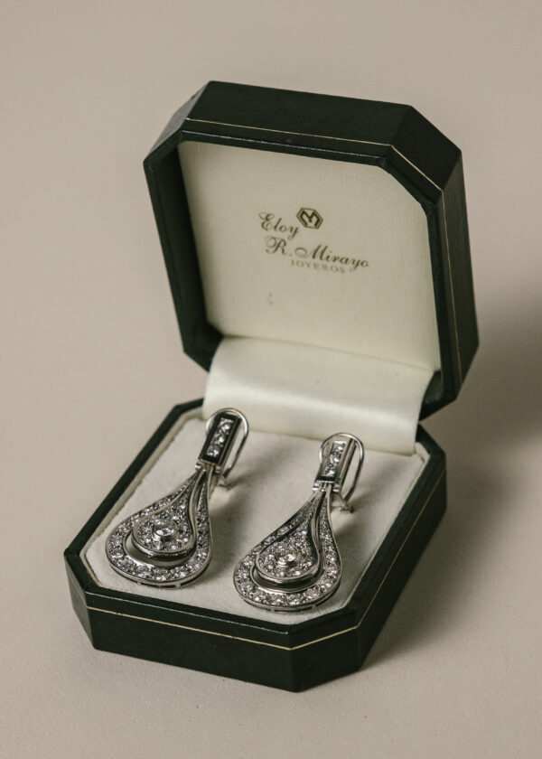 pendientes-largos-lagrimas-vintage-diamantes-oro-blanco-18k (3) pendientes lágrima diamantes