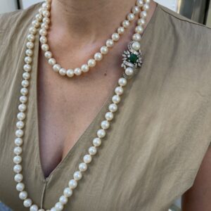 collar de perlas con broche de esmeraldas