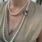 collar de perlas con broche de esmeraldas