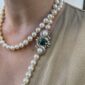 collar de perlas con broche de esmeraldas