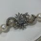collar de perlas con broche de esmeraldas