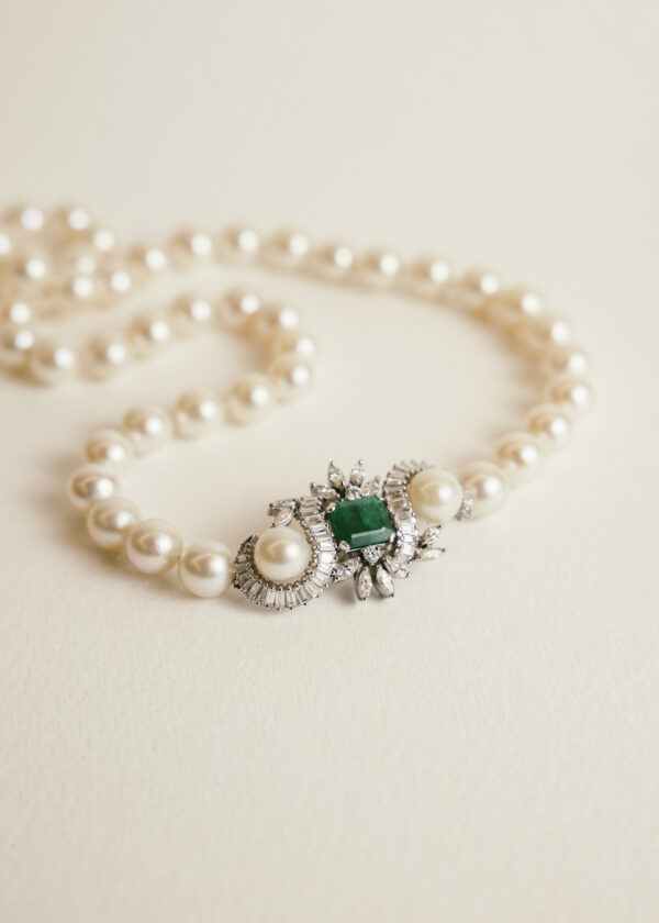 collar-perlas-broche-oro-blanco-14k-diamantes-esmeraldas-baguette (1) collar de perlas con broche de esmeraldas