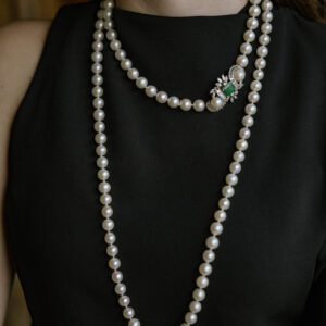 collar de perlas con broche de esmeraldas