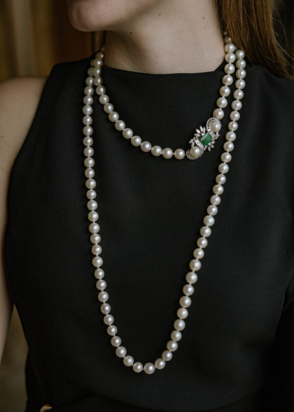 collar de perlas con broche de esmeraldas