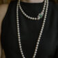 collar de perlas con broche de esmeraldas