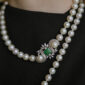 collar de perlas con broche de esmeraldas