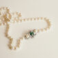 collar de perlas con broche de esmeraldas