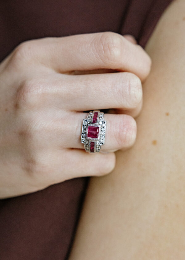 sortija contemporánea rubí