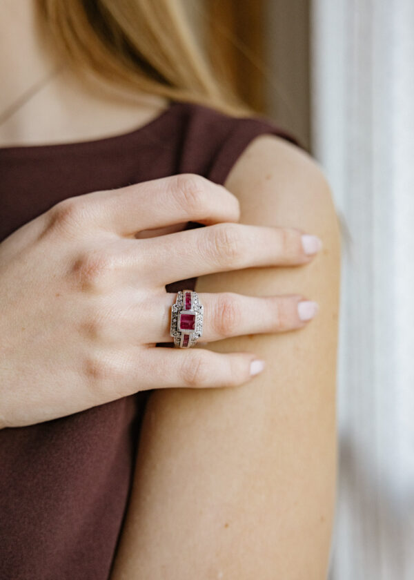 sortija-art-deco-oro-blanco-9k-diamantes-rubis (5) sortija contemporánea rubí