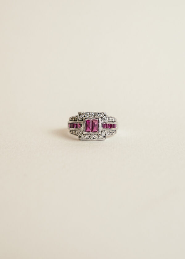 sortija-art-deco-oro-blanco-9k-diamantes-rubis sortija contemporánea rubí
